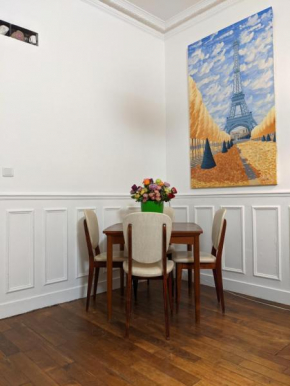 Private acces to the all flat. Charming Parisian.